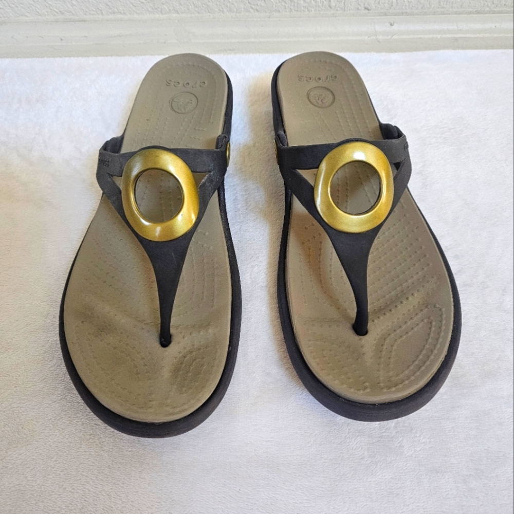 Crocs Sanrah Wedge Sandals Metallic Gold Circle Medallion Ring Brown Size 10